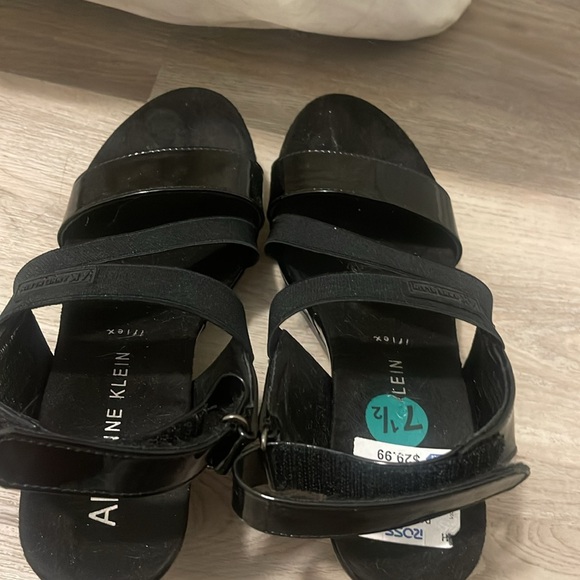 Anne Klein nice cushion black shinny and shiny black and Velcro strap - Picture 4 of 4